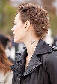 emakume lepoko moda casual tatuaje ingelesa