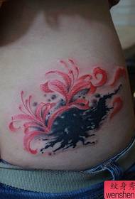șoldurile fetei arată bine modelul tatuajului flori laterale