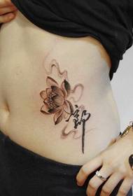 一款美女腹部黑白莲花纹身图案