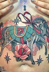femme tatouage cheval couleur cheval fonctionne par tatouage montrer spectacle partage