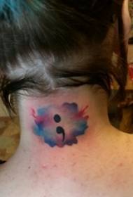 задно татуировка на врата момиче на гърба на врата оцветен символ Татуировка снимки