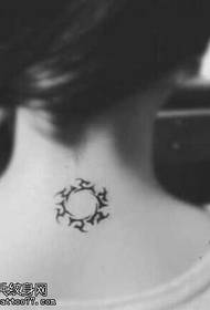 kaklo saulės totemo tatuiruotės modelis