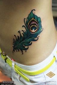 modèle de tatouage plume couleur ventre femme
