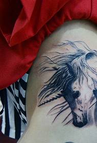 un tatuaj de cap de cal pe șold