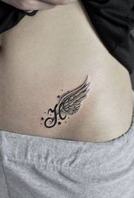 Piękno brzucha mały i delikatny wzór tatuażu skrzydła litery