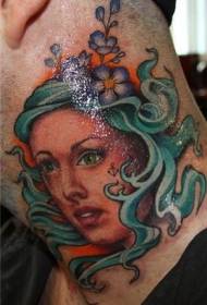 Retrat de dona senzilla de coll amb motius de tatuatge de flors