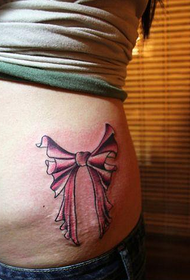 女孩臀部弓紋身圖片