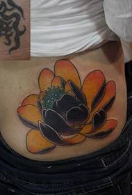 neskaren ipurmasailak itxura ona dute koloretako lotus tatuaje ereduarekin