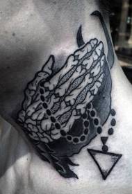 modello nero del tatuaggio della mano pregante del collo che punge