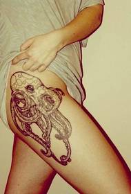 kvinnelig blekksprut hip-tatoveringsmønster