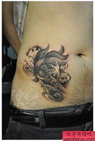 modello del tatuaggio del piccolo pesce rosso in bianco e nero della pancia dei ragazzi