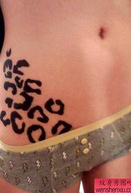 момиче корем популярен изящен тотем леопард татуировка модел