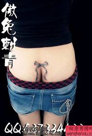 krása bedrového populárneho tetovania motýľa