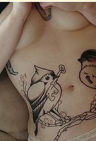 时尚性感女性腹部燕子纹身图案