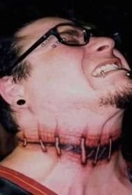 Na vratu dlakava užasna električna slika tetovaža s prorezom krvi