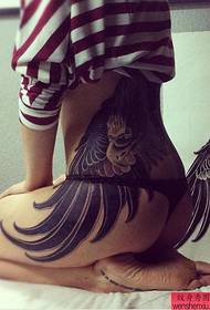 La imatge del tatuatge va recomanar un model de tatuatge d'àguila de maluc de dona