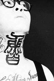 Uzorak tetovaže Lu Character za vrat