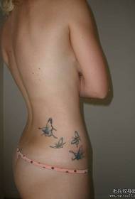fianchi di ragazze bellissimo modello di tatuaggio farfalla colore tendenza