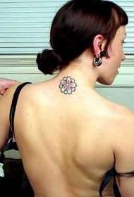 színes virág tetoválás minta a lány nyakán