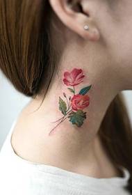 asmenybės mergaitė kaklo šone puošnus gėlių tatuiruotės modelis