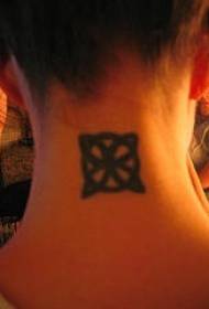 modèle de tatouage vigne fleur tribal noir