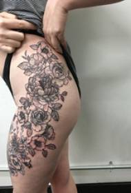 hip tattoo meisje heupen zwarte bloem tattoo foto