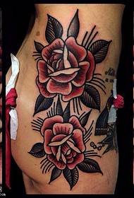 vēl divi rožu tetovējuma zīmējumi uz gūžas