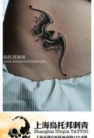 κοιλιά κορίτσι ένα ωραίο μοτίβο τατουάζ νυχτερίδα