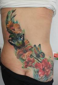 vrouw taille tot heupen mooie trend van vlinder bloem tattoo patroon