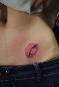 vajzë në modë bark model model tatuazhi për shtypjen e buzëve