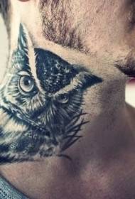 男性颈部猫头鹰纹身图案