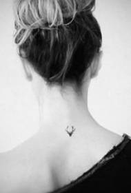 fata tatuaj gât spate imagine tatuaj elk cu ochi negri pe gâtul din spate