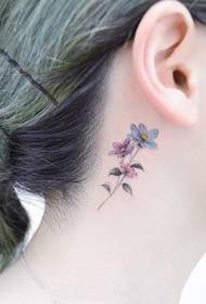 leher gadis terlihat baik Pola tato dicat bunga