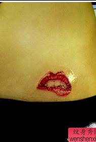 Κορίτσι κοιλιά ένα όμορφο κόκκινο χείλη Σχέδιο Τατουάζ