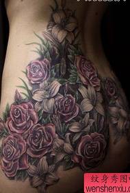 Gūžas tetovējuma raksts: gūžas krāsas rožu ziedu tetovējuma modeļa tetovējuma attēls
