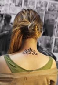 estētiskās mākslas kakla tetovējums