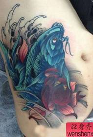burtic frumos model de tatuaje de squid de culoare frumoasă