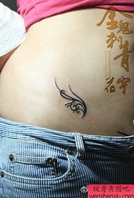 Gadis perut totem yang indah Pola tato sayap kecil