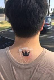 vrat tetovaža dizajn muški vrat crna kruna tetovaža slika