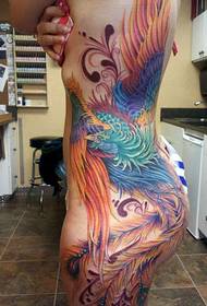 vita laterale femminile alla gamba del bellissimo tatuaggio color fenice