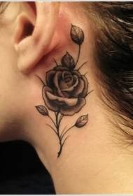 model de tatuaj de trandafir negru cu aspect bun după ureche