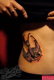 Tetovēšanas šova attēls, kurā tiek dalīts vēdera bezdelīgas tetovējums