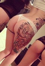 pekná žena sexy zadok tigrie tetovanie show obrázok