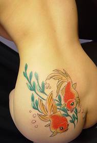 красотата на талията и ханша оцветете малки модели на татуировки на златни рибки