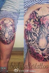 utsökt tiger blomma höft tatuering mönster