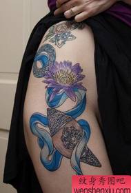 Népszerű alternatív szépség csípő színes lótusz tetoválás minta