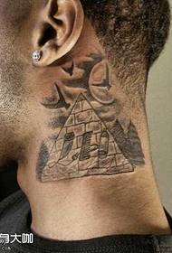 patrón de tatuaje de pirámide de cuello
