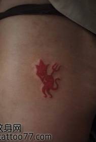 un patrón de tatuaje de demonio tótem de cadera