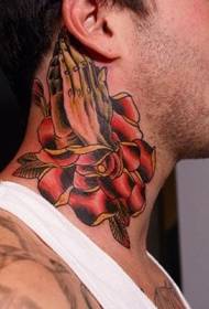 mannelijke nek oude School rode roos met biddende hand tattoo