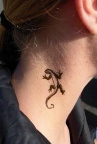 Na ramenu crni puzeći uzorak tetovaža malog guštera